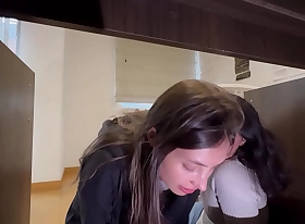 No me había dado cuenta que mi criada estaba tan buena, se agacho para limpiar el estudio.