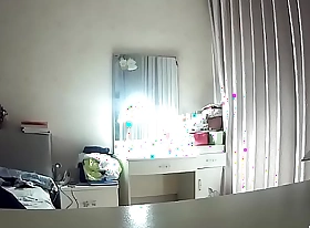 摄像头监控偷拍样子很骚的老婆要换上情趣自拍一下再草逼