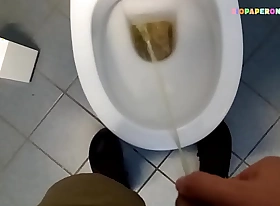 Ziopaperone2020 - SHORTS - I piss in a public toilet